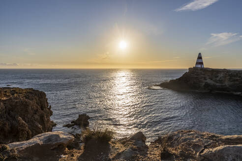 Australien, Südaustralien, Robe, Cape Dombey Obelisk bei Sonnenuntergang - FOF12716