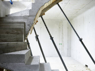 Von Metallstangen getragene Betontreppe auf der Baustelle - CVF01819