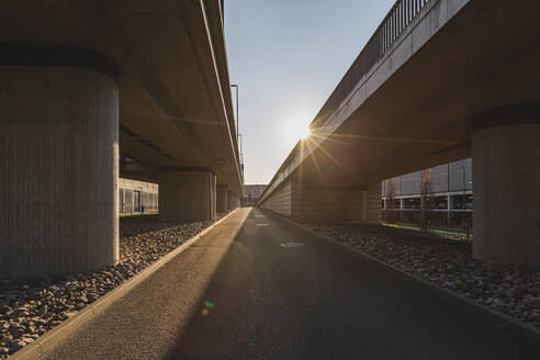 Deutschland, Brandenburg, Schönefeld, Sonnenuntergang über Hochstraßen am Flughafen Berlin Brandenburg - ASCF01640