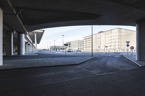 Deutschland, Brandenburg, Schonefeld, Überdachter Parkplatz des Flughafens Berlin Brandenburg - ASCF01644