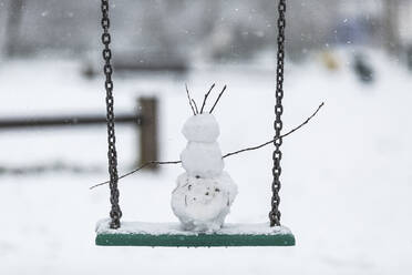 Kleiner Schneemann auf Kettenschaukel - ASCF01647