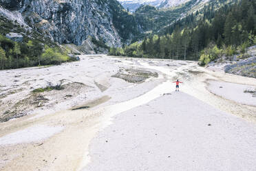 Mann steht auf einer Insel im Wettersteingebirge in Bayern, Deutschland - WFF00606