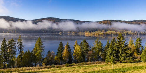 Nebelschwaden über dem Schluchsee im Herbst - WDF06744