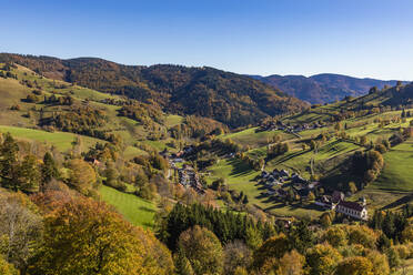 Deutschland, Baden-Württemberg, Wieden, Dorf im Schwarzwald im Herbst - WDF06750