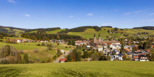 Deutschland, Baden-Württemberg, Sankt Peter, Panoramablick auf die Stadt im Schwarzwald im Herbst - WDF06754