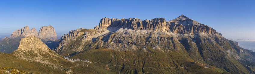 Aussicht auf den Sass Pordoi und das Pordoijoch, Trentino-alto Adige, Italien - LOMF01311