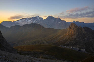 Marmolada und Pordoijoch bei Sonnenaufgang, Trentino-alto Adige, Italien - LOMF01312