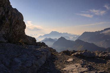 Idyllische Aussicht auf die Dolomiten und den Sass Pordoi, Trentino-alto Adige, Italien - LOMF01314