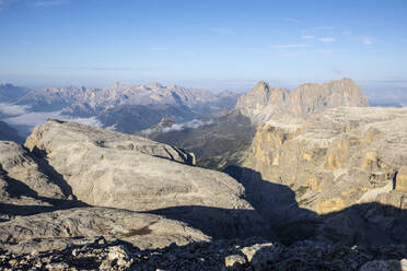 Dolomiten und Sass Pordoi an einem sonnigen Tag, Trentino-alto Adige, Italien - LOMF01315