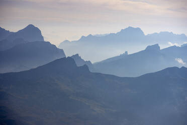 Dolomitengebirge vom Piz Boe aus gesehen bei Sonnenaufgang, Trentino-alto Adige, Italien - LOMF01318