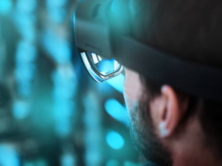 Techniker mit Augmented-Reality-Brille in der Industrie - CVF01840