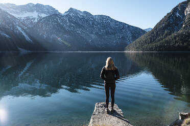 Frau schaut über den Plansee zu den Ammergauer Alpen, Reutte, Tirol, Österreich - WFF00608