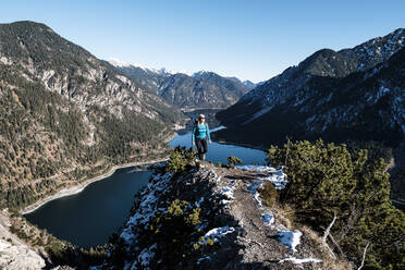 Frau beim Wandern in den Tauern, Ammergauer Alpen, Reutte, Tirol, Österreich - WFF00613