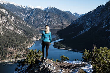 Frau mit Blick auf idyllische Aussicht vom Tauern, Ammergauer Alpen, Reutte, Tirol, Österreich - WFF00615