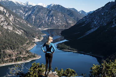 Frau mit Händen an der Hüfte, Blick vom Tauern oberhalb des Plansees, Ammergauer Alpen, Reutte, Tirol, Österreich - WFF00622