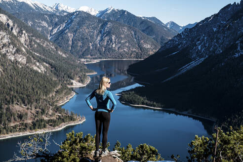 Frau mit Händen an der Hüfte, Blick vom Tauern oberhalb des Plansees, Ammergauer Alpen, Reutte, Tirol, Österreich - WFF00622