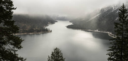 Der Plansee im Nebel vom Tauernberg aus gesehen, Reutte, Tirol, Österreich - WFF00624