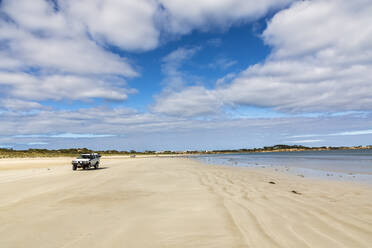 Australien, Südaustralien, Robe, Sommerwolken über dem Auto am Fox Beach - FOF12718