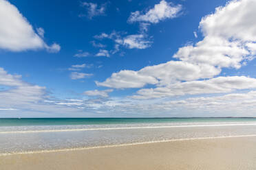 Australien, Südaustralien, Robe, Sommerwolken über Fox Beach - FOF12719