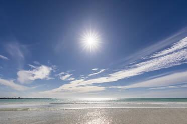 Australia, South Australia, Robe, Summer sun shining over Fox Beach - FOF12721