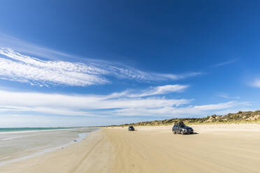 Australien, Südaustralien, Robe, Autofahrt entlang Fox Beach im Sommer - FOF12722