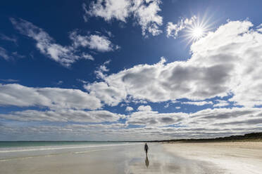 Australien, Südaustralien, Robe, Sommerwolken über der Silhouette einer allein am Fox Beach spazierenden Touristin - FOF12724