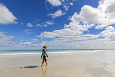 Australien, Südaustralien, Robe, Weibliche Touristin geht allein am Fox Beach entlang - FOF12725