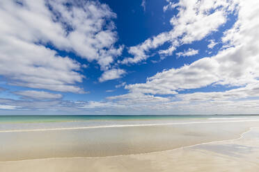 Australien, Südaustralien, Robe, Sommerwolken über Fox Beach - FOF12726