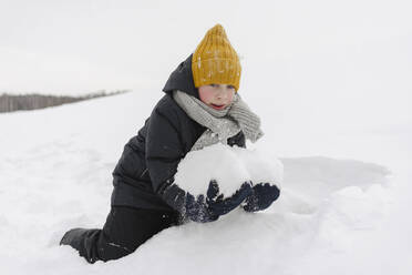 Junge spielt mit Schnee im Winter - SEAF00402