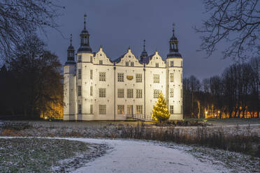 Deutschland, Schleswig-Holstein, Ahrensburg, Fußweg vor dem Schloss Ahrensburg bei Nacht - KEBF02193