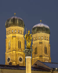 Germany, Bavaria, Munich, Mariensaule column at dusk with Cathedral of Our Lady in background - KEBF02198