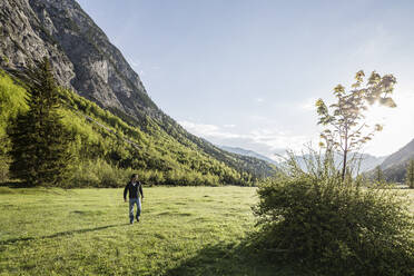 Mann geht auf einer Wiese im Falzthurntal, Karwendel, Pertisau, Achensee, Tirol, Österreich - WFF00625