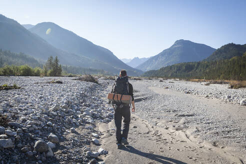 Wanderer mit Rucksack auf dem Weg ins Karwendelgebirge, Rissbach, Vorderriss, Bayern, Deutschland - WFF00631