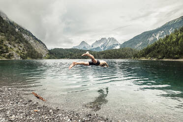 Mann taucht im Blindsee bei Mieming, Tirol, Österreich - WFF00638