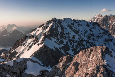 Tourist beim Wandern auf verschneitem Berg im Winterurlaub, Vorderer Tajakopf, Ehrwald, Tirol, Österreich - WFF00646