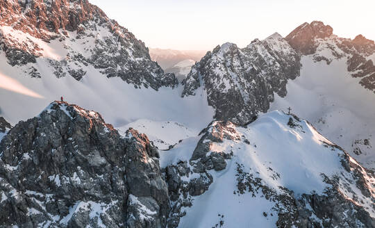 Tourist auf verschneitem Berg im Winterurlaub, Vorderer Tajakopf, Ehrwald, Tirol, Österreich - WFF00649