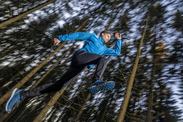 Aktiver Mann springt im Wald - STSF03133