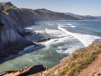 Meereswellen, die an einem sonnigen Tag gegen die Küste rauschen, Geopark Baskische Küste, Baskenland, Spanien - LAF02732