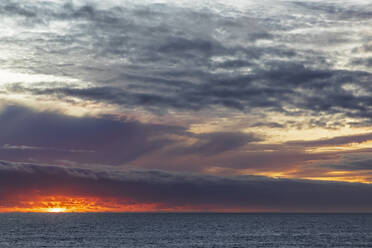 Australien, Südaustralien, Robe, Dramatischer Himmel über der Great Australian Bight in der Abenddämmerung - FOF12729