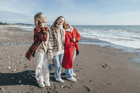 Freunde stehen am Strand am Wochenende - OMIF00489