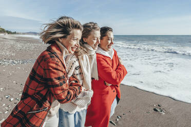 Glückliche Freunde am Strand am Wochenende am Meer - OMIF00490