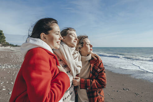 Freunde verbringen ihre Freizeit am Strand - OMIF00496