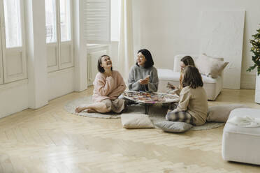 Mütter und Töchter mit Fotos im Wohnzimmer - SEAF00438