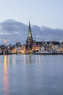 Deutschland, Schleswig-Holstein, Lübeck, Skyline von Travemünde in der Abenddämmerung - KEBF02225