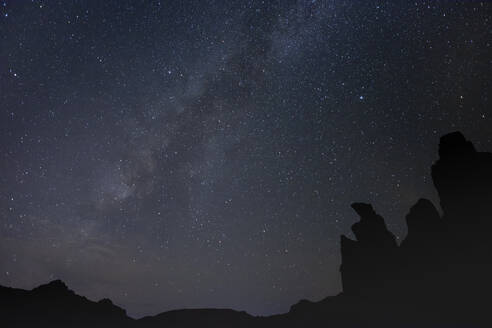 Spanien, Teneriffa, Milchstraßengalaxie am Nachthimmel über Roques de Garcia im Teide-Nationalpark - HLF01272