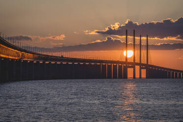 Schweden, Bezirk Skane, Malmö, Silhouette der Öresundbrücke bei Sonnenuntergang - KEBF02227