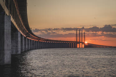 Schweden, Bezirk Skane, Malmö, Öresundbrücke bei Sonnenuntergang - KEBF02228