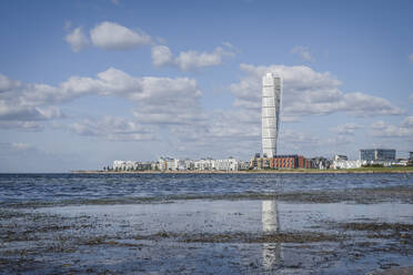 Schweden, Bezirk Skane, Malmö, Ufer der Meerenge Sound mit dem Wolkenkratzer Turning Torso im Hintergrund - KEBF02231