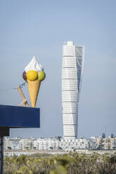 Schweden, Skane County, Malmö, Schild einer Eisdiele mit Turning Torso-Wolkenkratzer im Hintergrund - KEBF02233