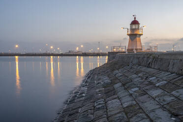 Schweden, Bezirk Skane, Malmö, Hafenleuchtturm in der Morgendämmerung - KEBF02241